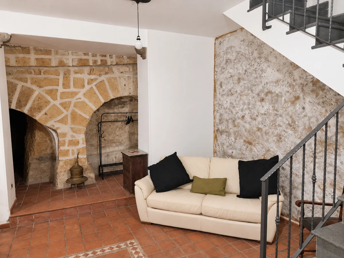 Il divano sotto l'arco in pietra