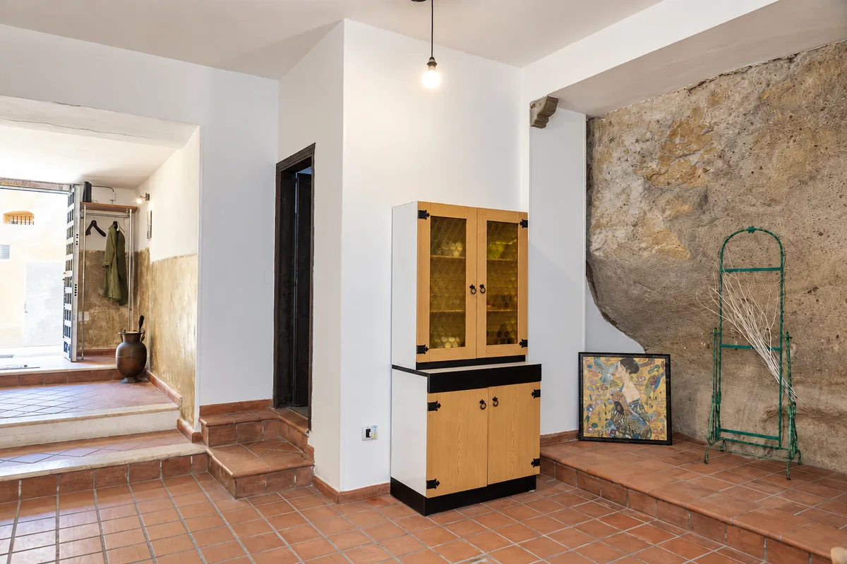La parete di roccia all'ingresso