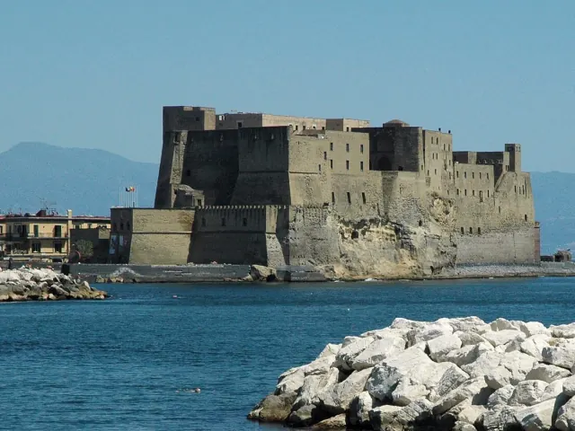Castel dell'Ovo visto dagli scogli del lungomare