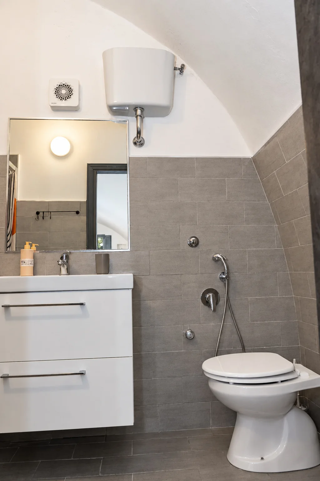 Il lavabo del bagno della camera